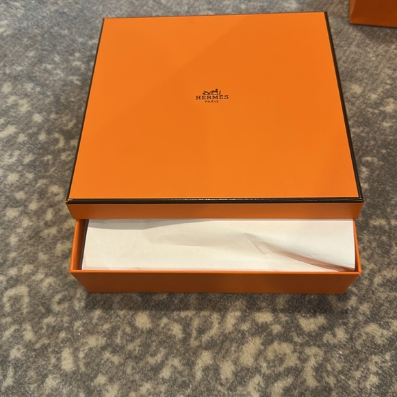 HERMÈS BOX, DUST BAG, AND SHOPPING BAG - Picture 3 of 9